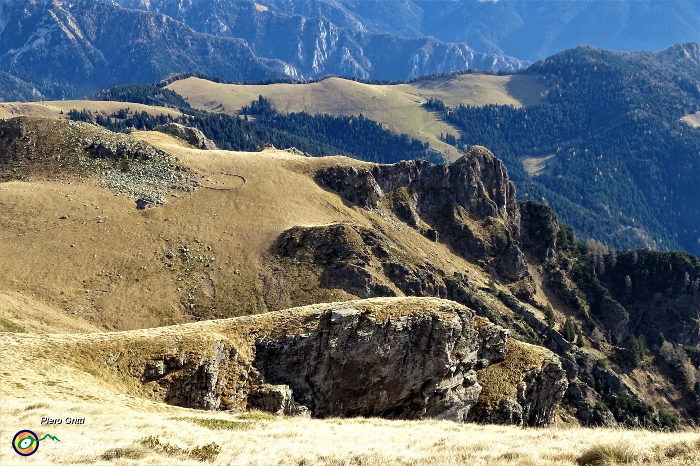 44 Vista sul torrione roccioso del Mincucco cima Croce  .JPG